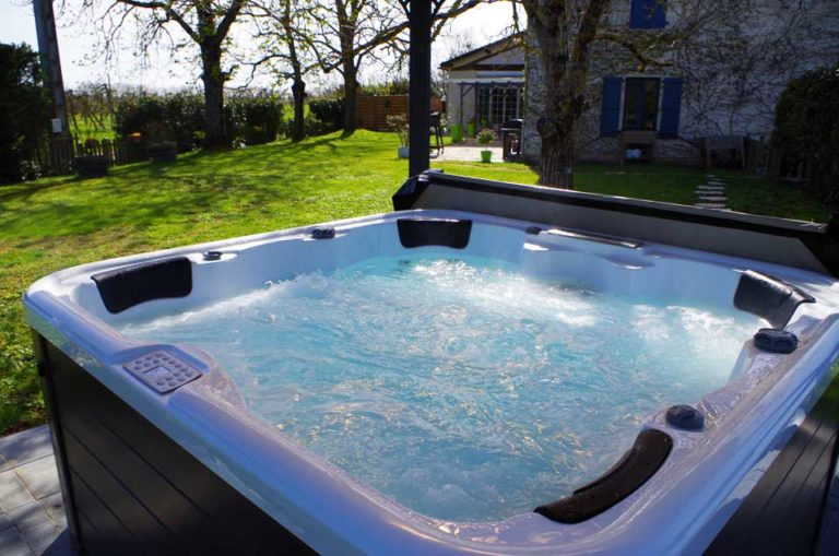 spa jacuzzi jardin toute l année cocooning la vigneronne senouillac tarn occitanie