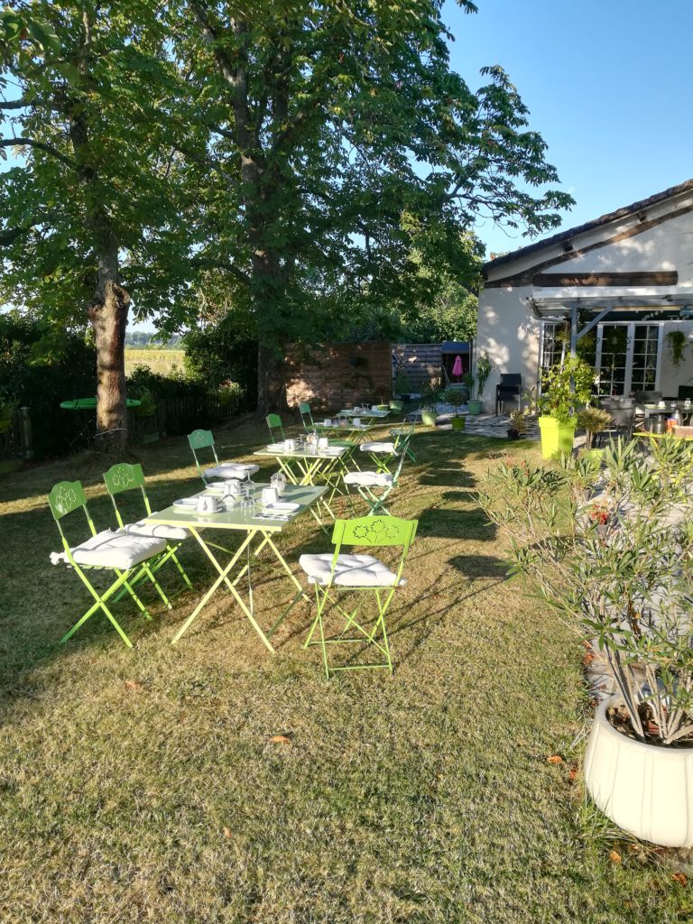 petit-déjeuner table d'hôtes jardin produits locaux bio tarn la vigneronne occitanie