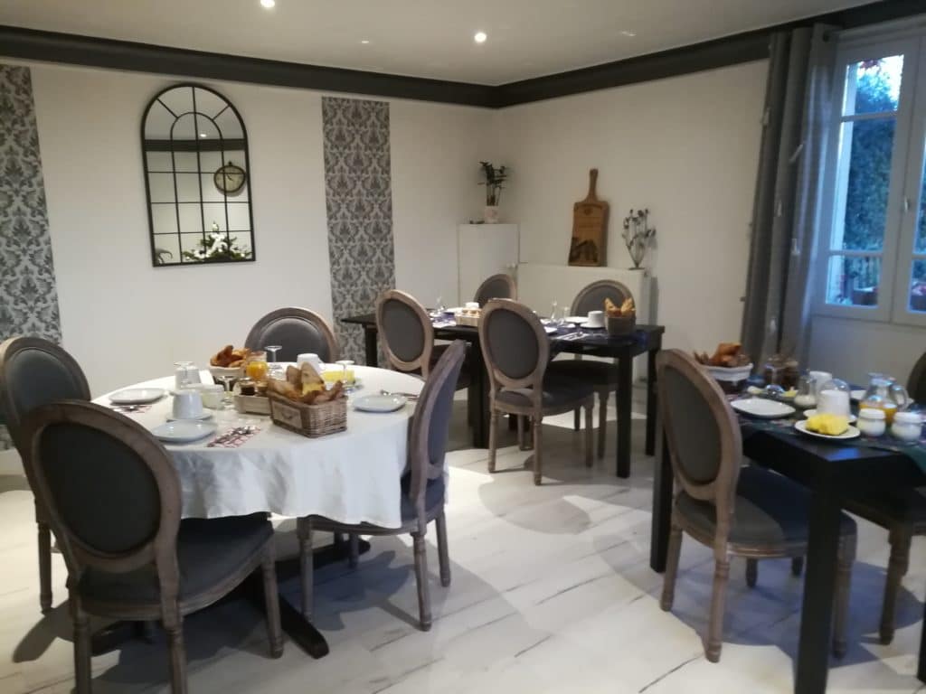 salle à manger, petit-déjeuner table d'hôtes produits locaux bio tarn la vigneronne occitanie